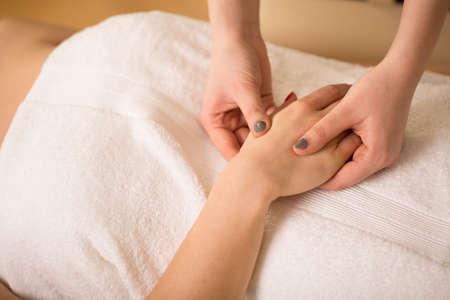 40342822-close-up-de-la-femme-faisant-massage-des-mains